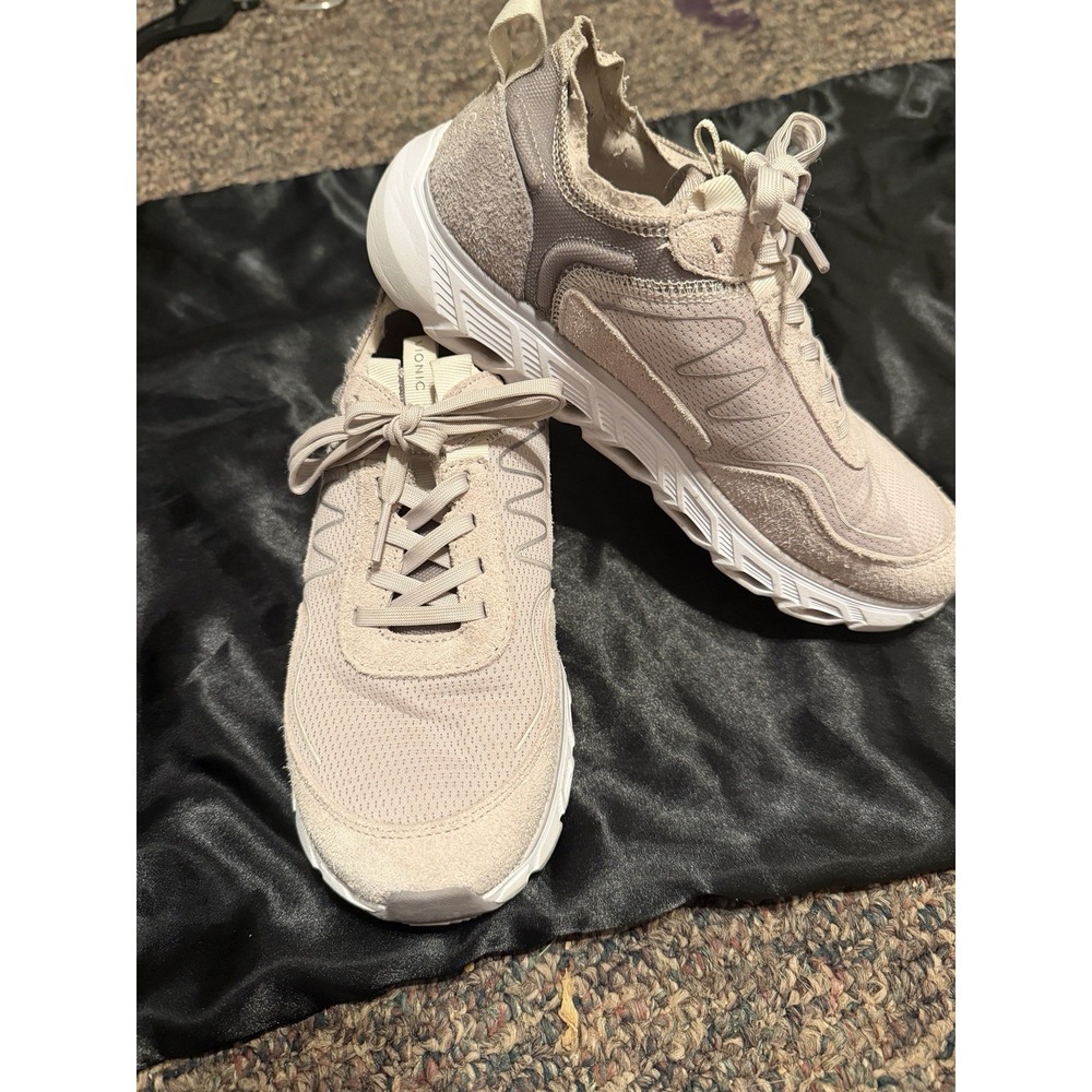 Vionic Women's Nimble Suede Lace Up Sneaker Cream & Light Lilac Size 5.5